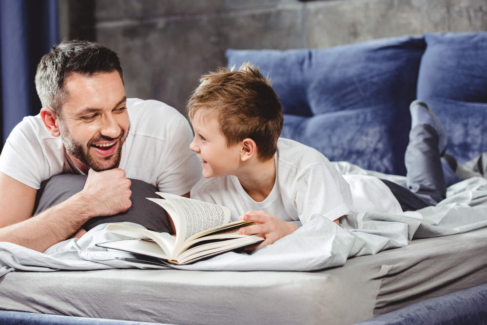 Папа и ребенок читают