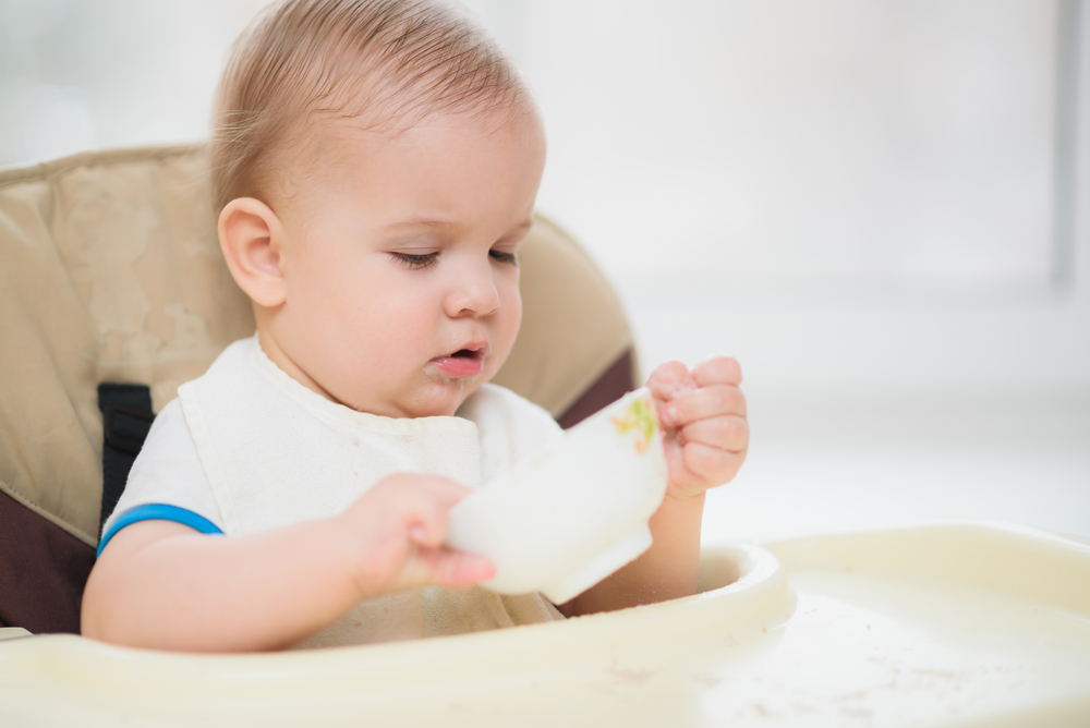Питание ребенка в 1 год - малыш ест самостоятельно