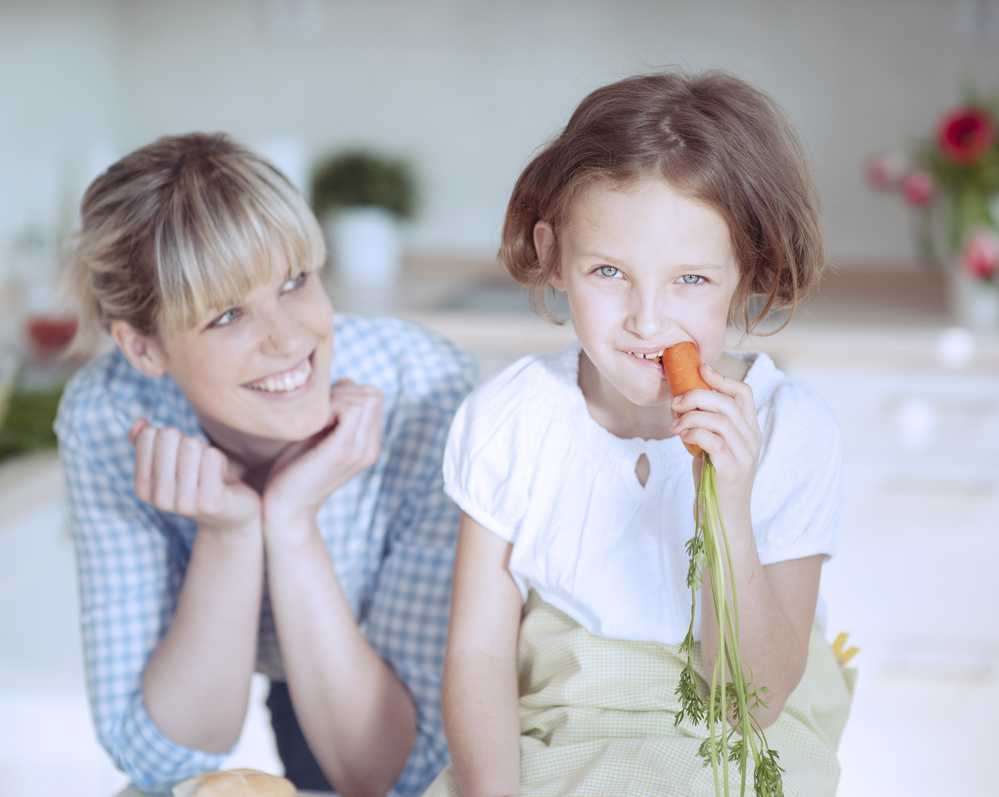 Мама и девочка  с морковкой