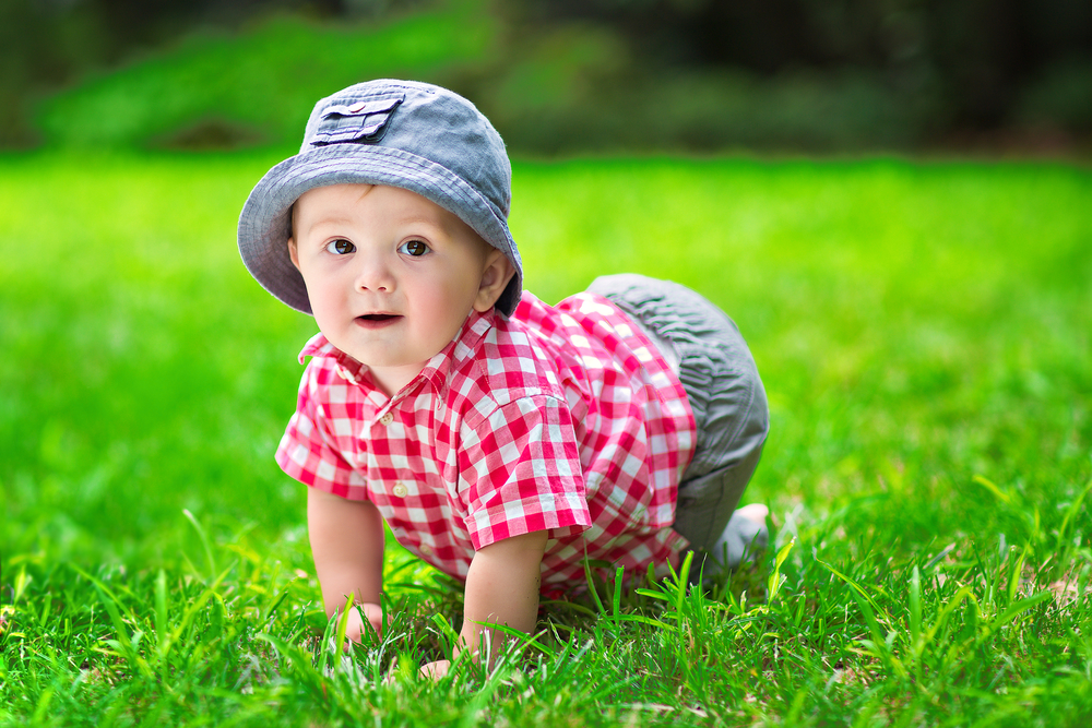 Малыш летом на траве
