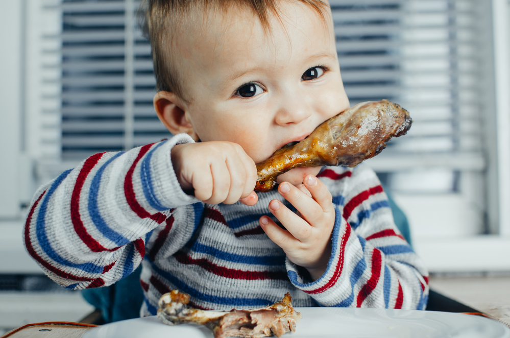 Дитина їсть м'ясо при анемії