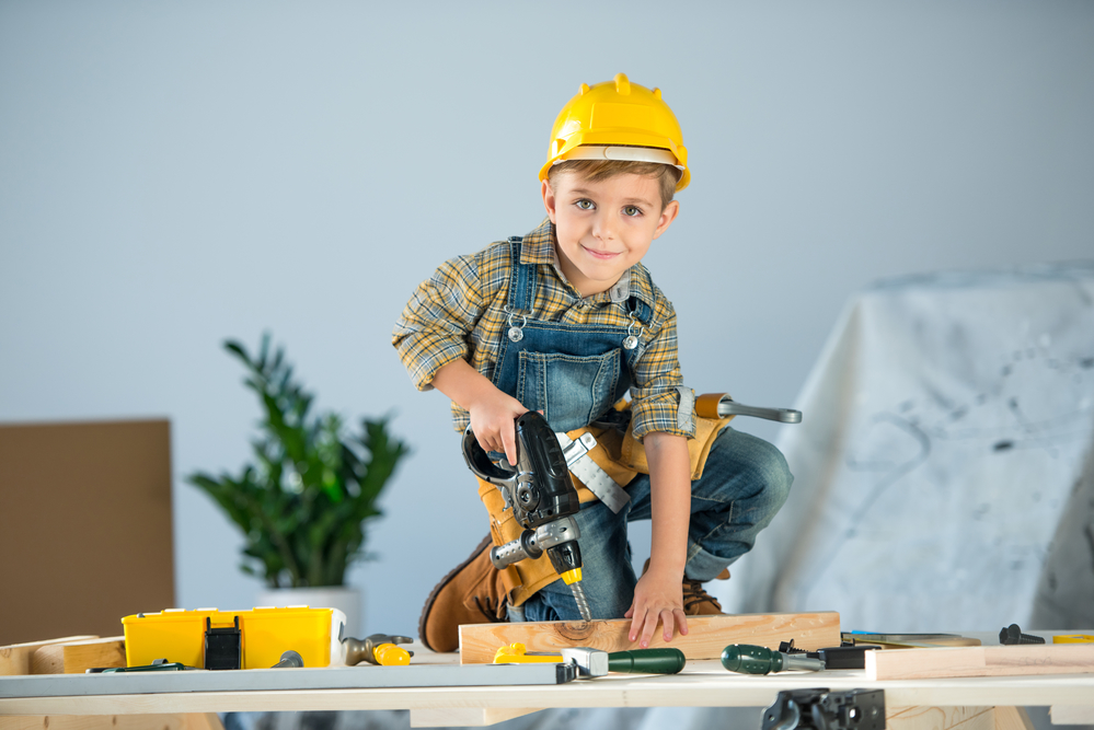 Мальчик играет в строителя