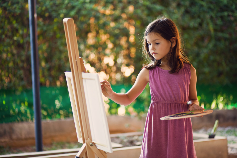 девочка занимается искусством рисует