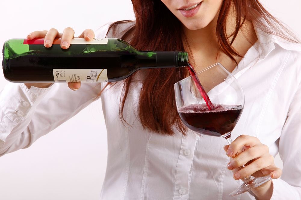 Женщина с бокалом вино