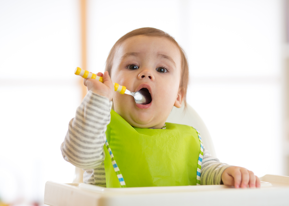 Малыш самостоятельно ест ложкой