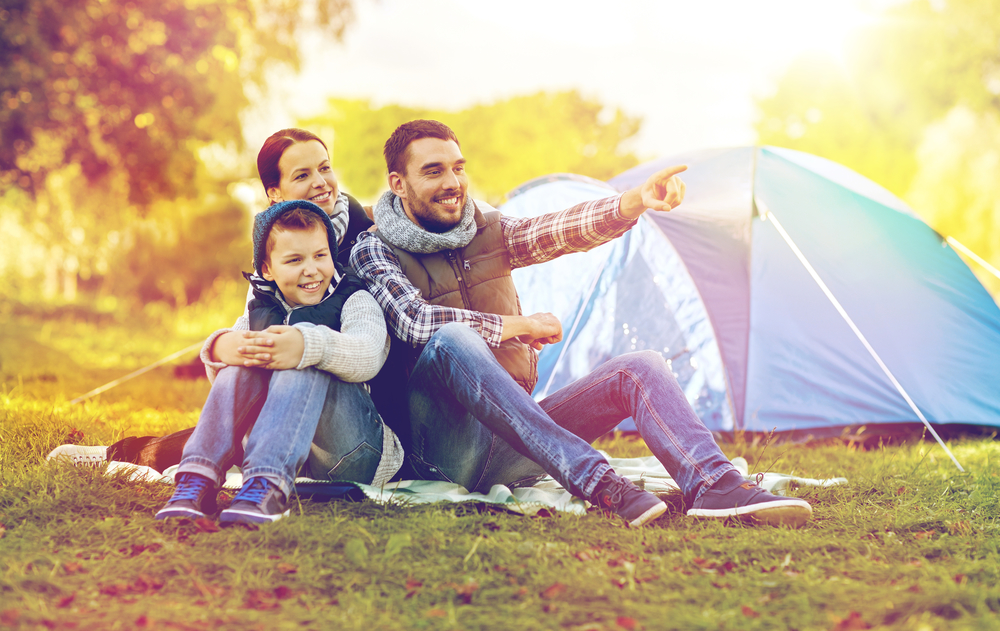 Счастливая семья в турпоходе с палаткой