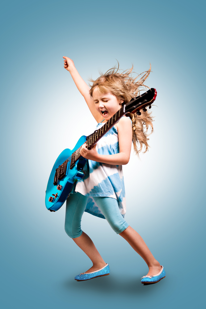 Девочка играет на гитаре - польза музыки для речевого  развития детей