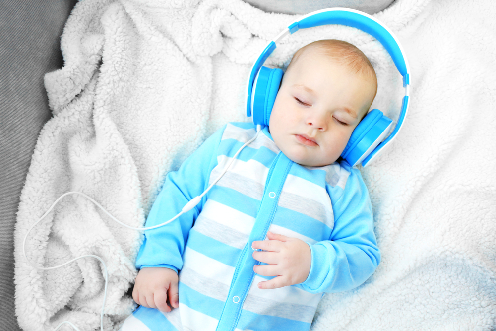 Недоношена дитина слухає музику