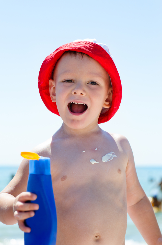 Правила нанесения солнцезащитного крема на ребенка