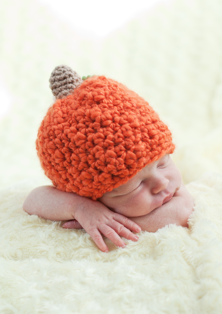 Малюк в шапочці у вигляді гарбуза