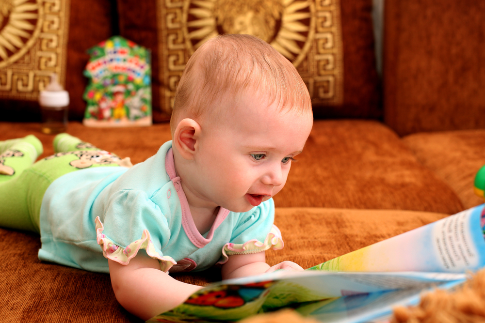 Малыш рассматривает книжку с картинками