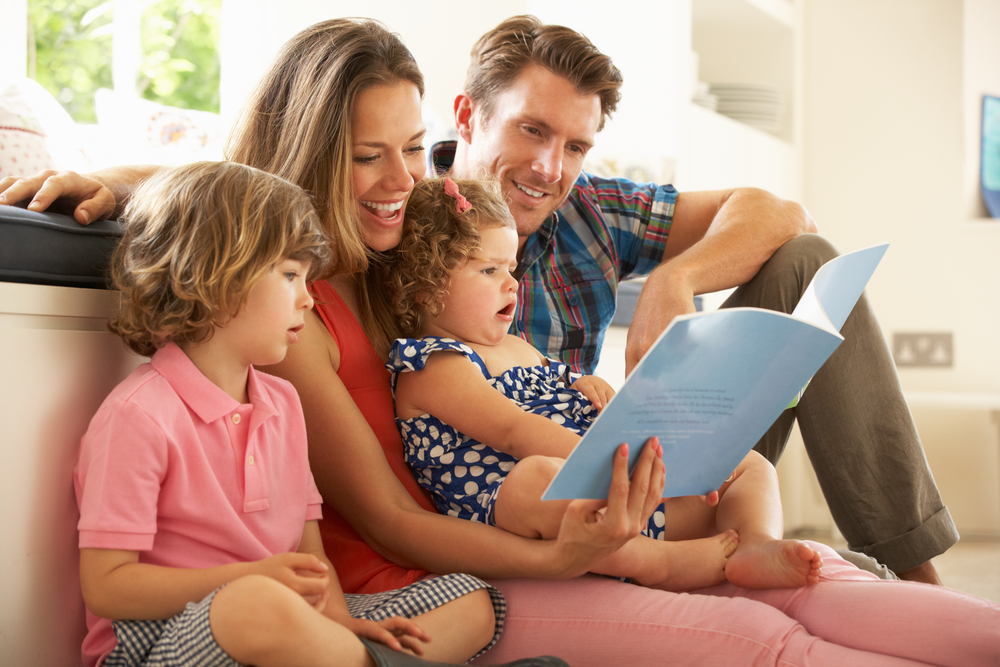 Батьки читають дітям вголос книги