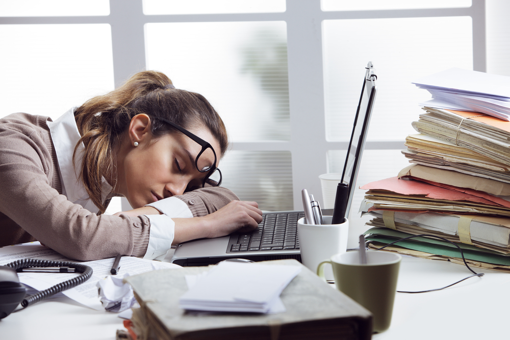 Жінка спить на робочому столі