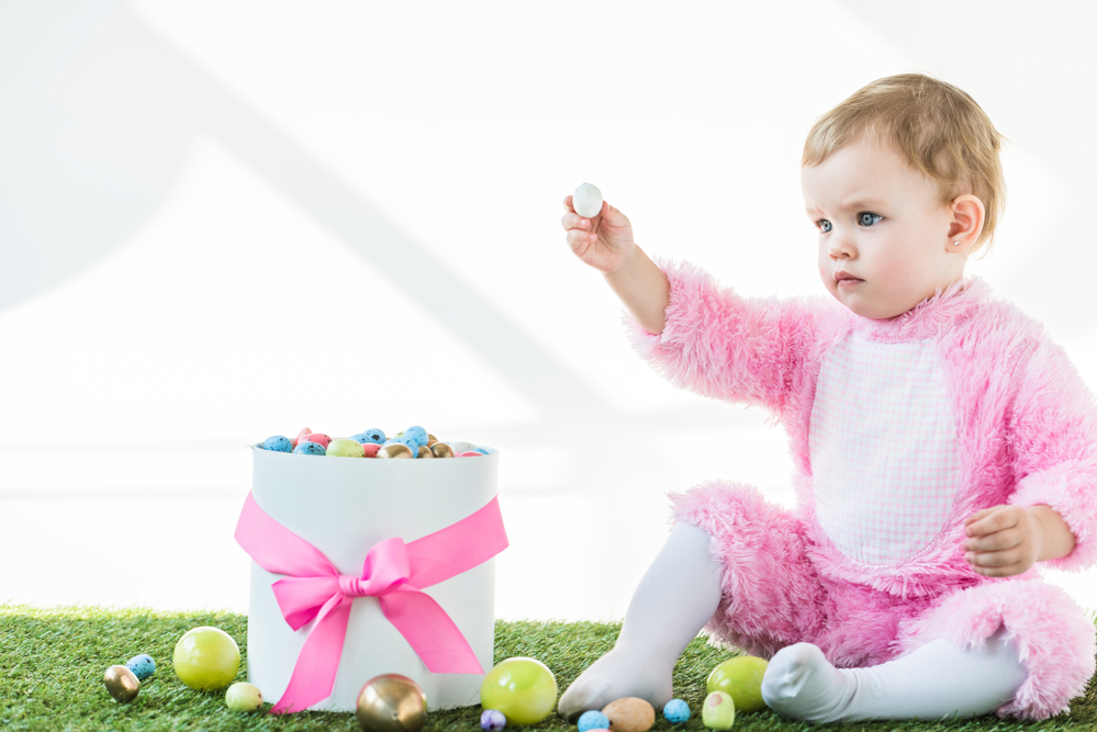 Ребенок с пасхальными яйцами