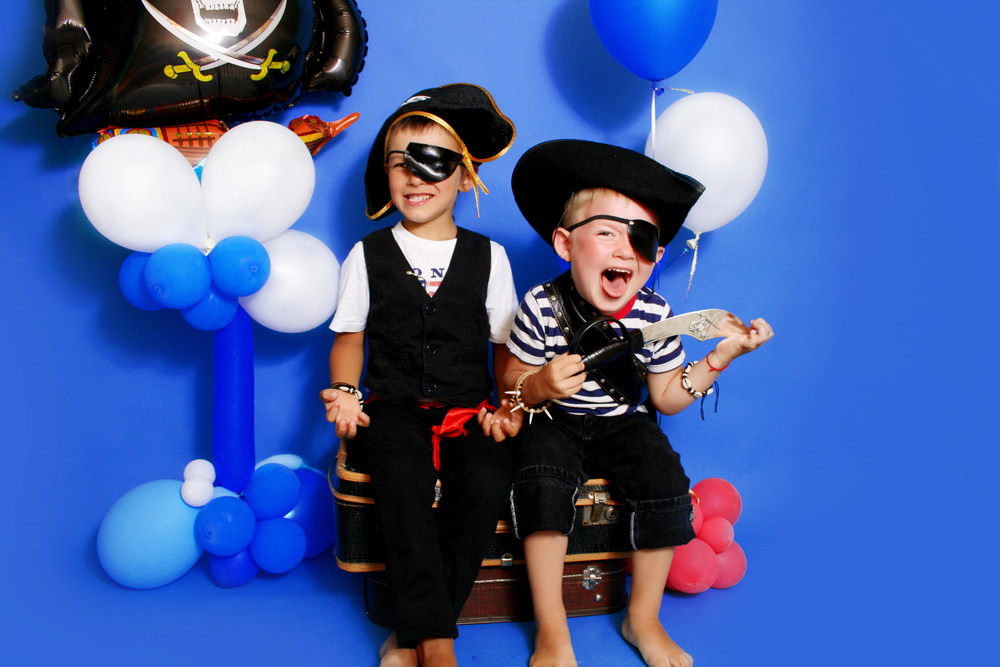 Дети в пиратских костюмах