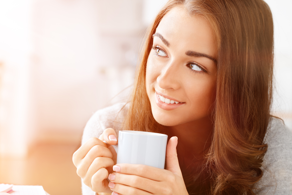 Жінка п'є ранкову каву