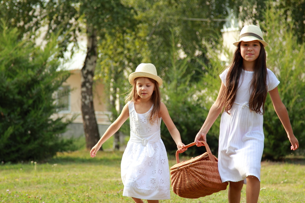 ​  Дівчата в білих сукнях і капелюшках