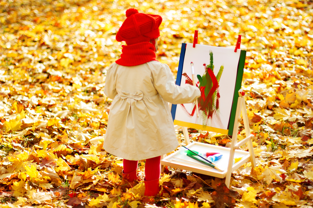 Девочка рисует в парке