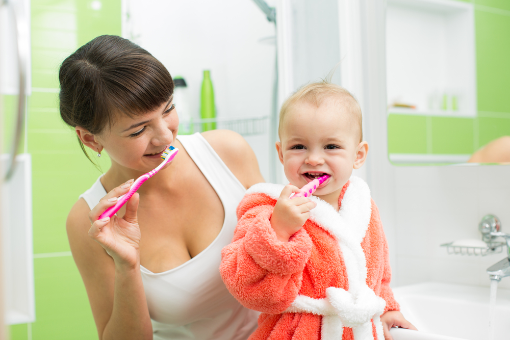 Малыш учится чистить зубы