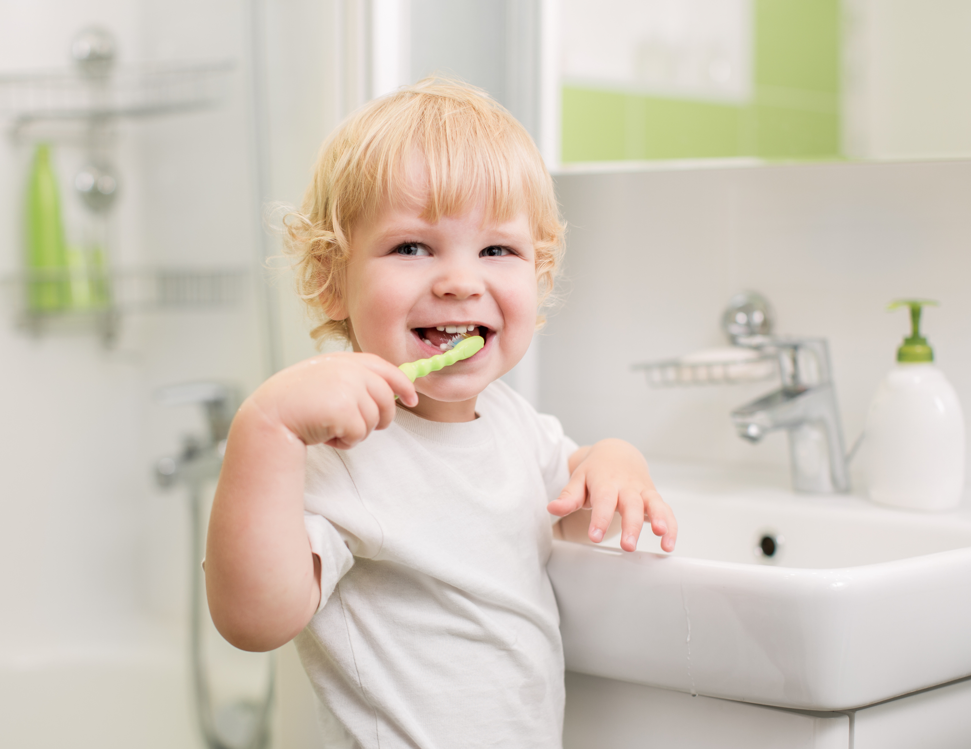 Ребенок чистит зубки