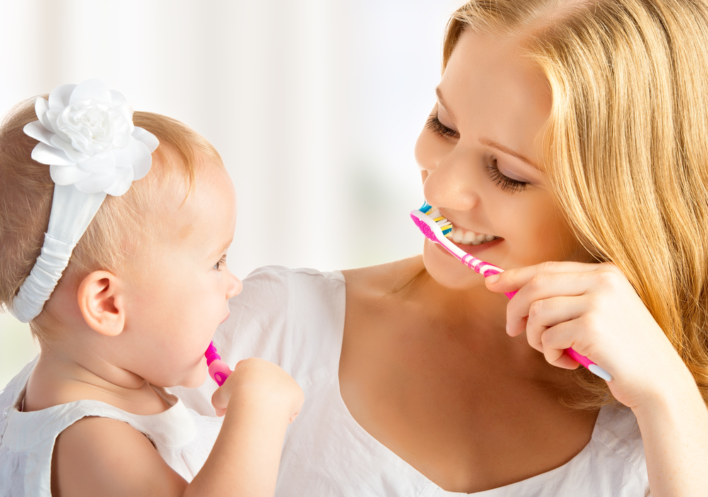 Малыш чистит зубы с мамой