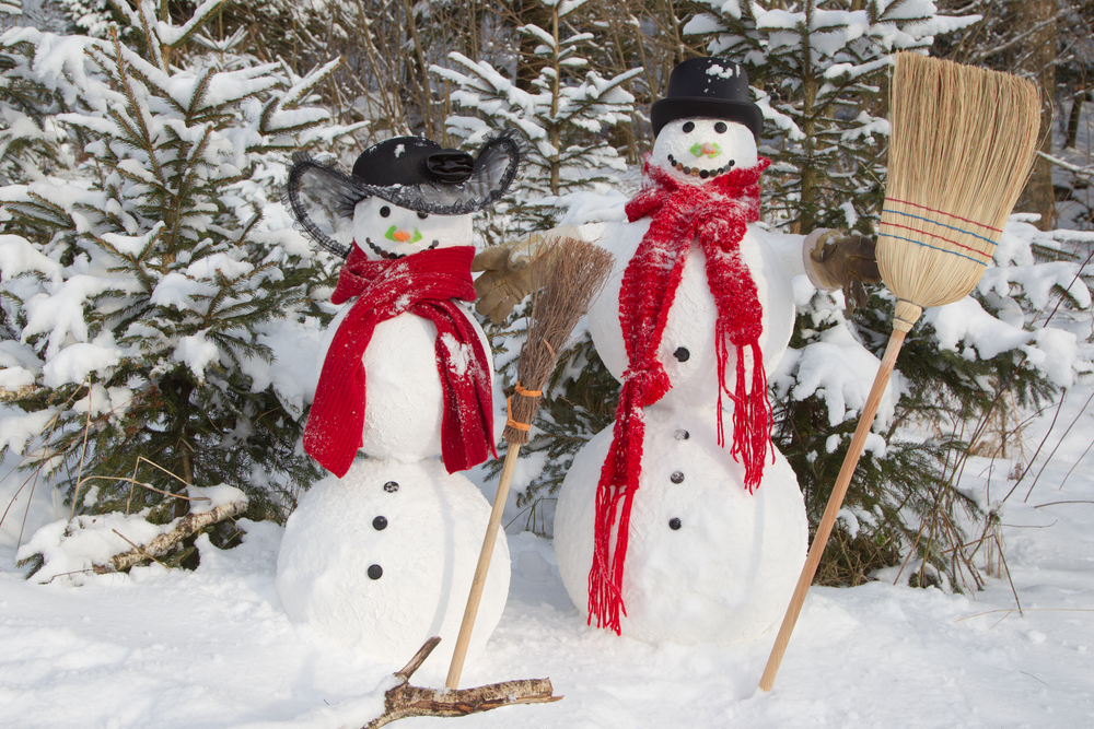 Снеговики в шапках и шарфиках
