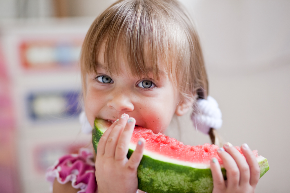 Фрукты и ягоды: с какого возраста давать ребенку?