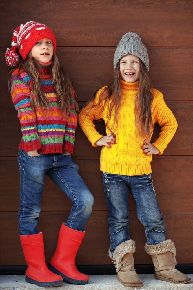 Дві дівчинки в яскравих нарядах і шапках
