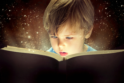 любопытный ребенок читает книгу