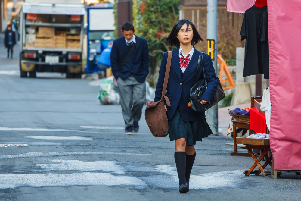 Японская школьница идет в школу