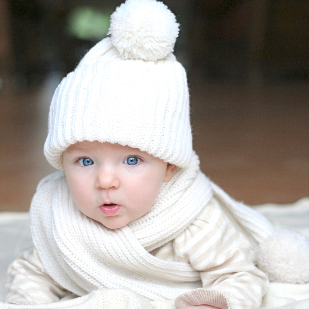 Ребенок в теплой шапочке - осенняя детская одежда