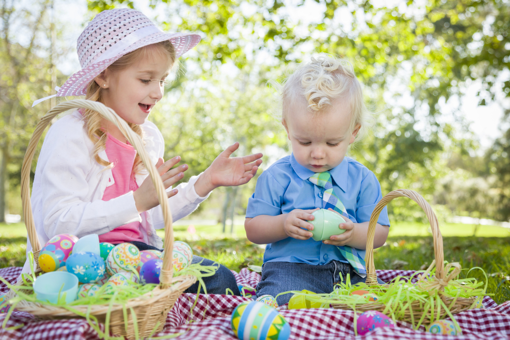 Діти на Великдень граються з яйцями