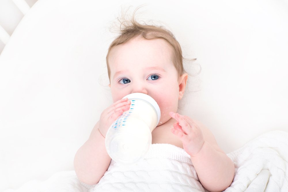 Ребенок пьет молочную смесь