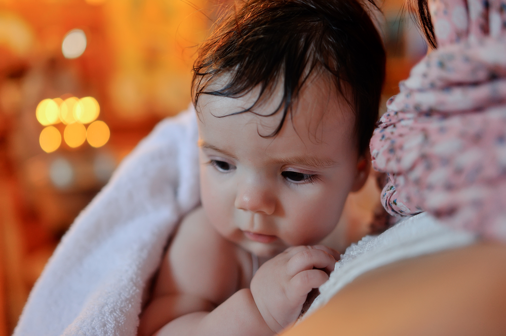 Малыш в полотенце для крещения