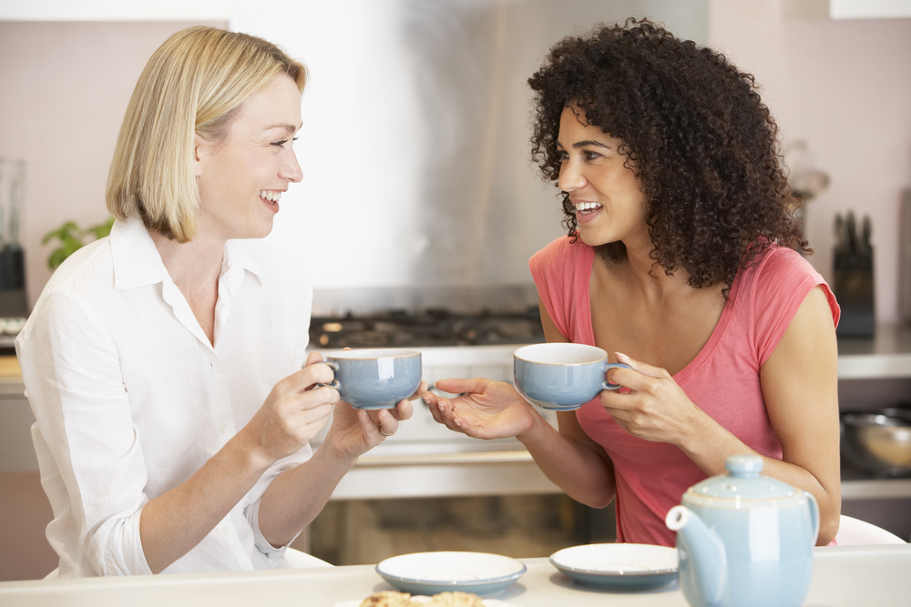 Женщины пьют чай со специями 