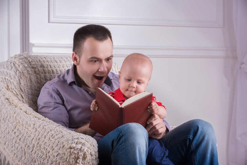 Папа читает сыну развивающие книги для детей