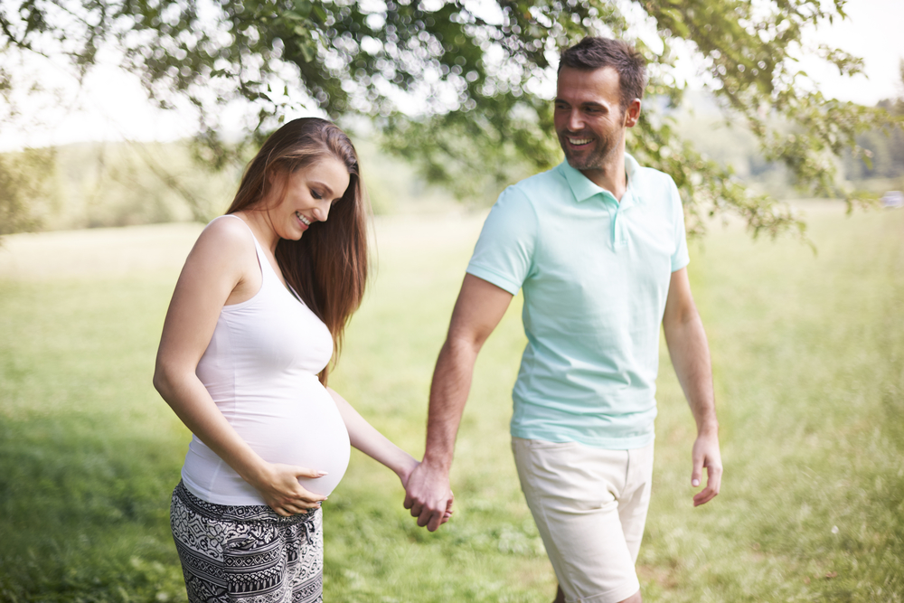 Беременная с мужем на прогулке