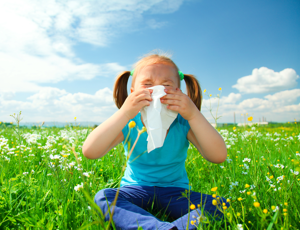 Дівчинка в полі серед трав з алергією