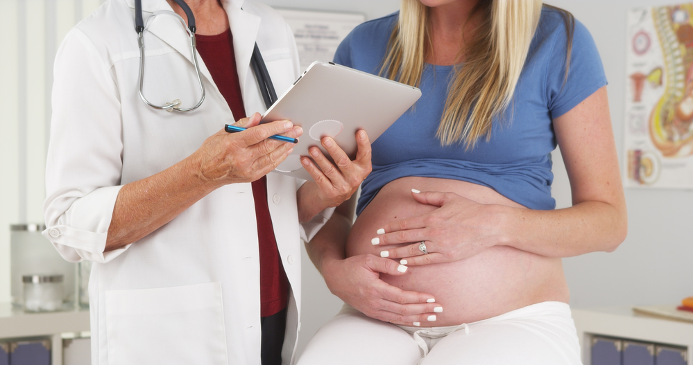 ​Лікар попереджає пацієнтку про ризики мамографії під час вагітності