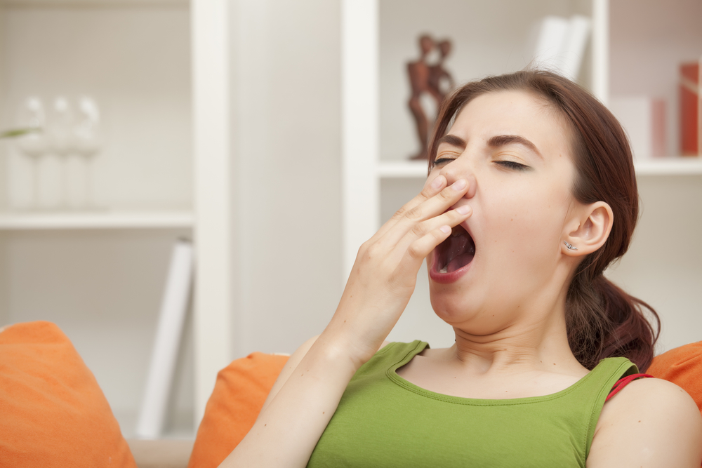 Женщина зевает 