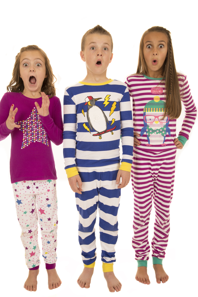 Дети в пижамах с разными принтами