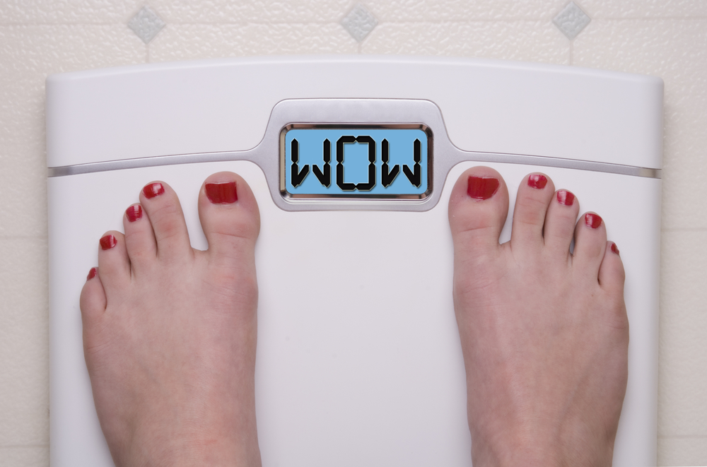 Женщина худеет - стоит на весах