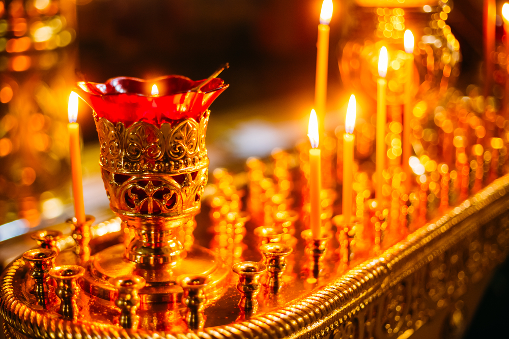 Церковні свічки в храмі