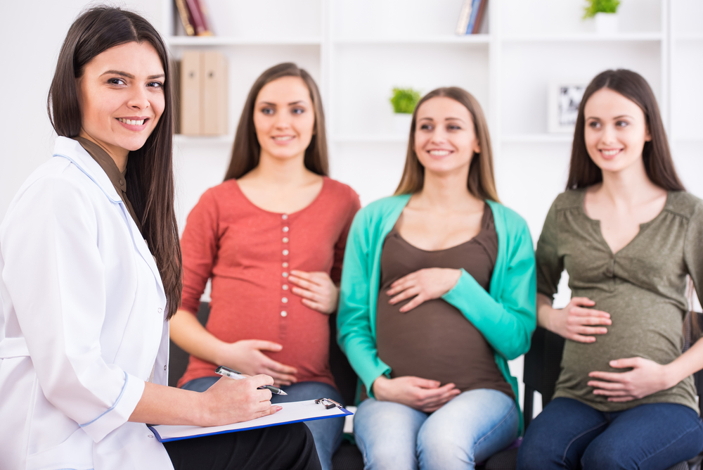Лікар спілкується з групою вагітних - дослідження внутрішньоутробного життя