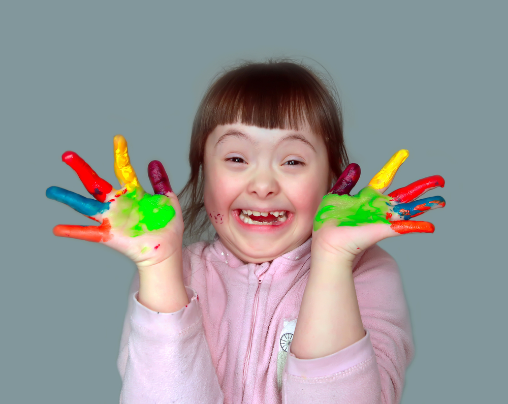 Синдром Дауна - дівчинка з розфарбованими ручками