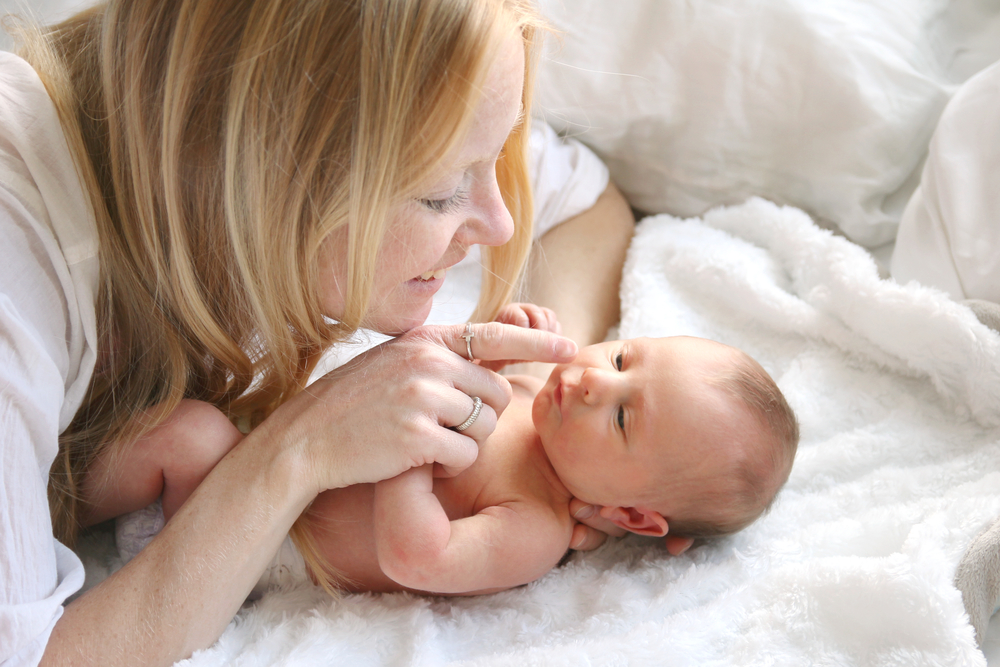 Як почистити вушка новонародженій дитині