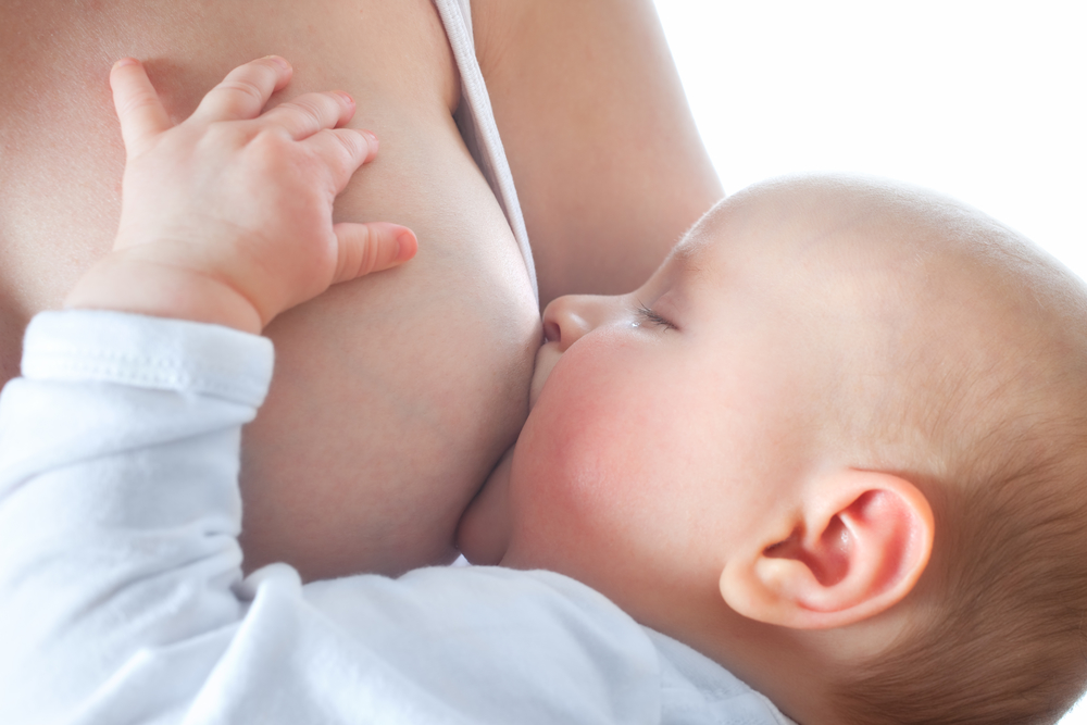 Лактация: ребенок у маминой груди