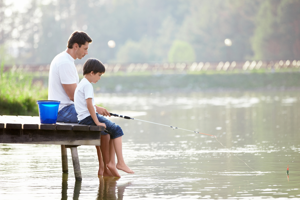 Папа с сыном на рыбалке