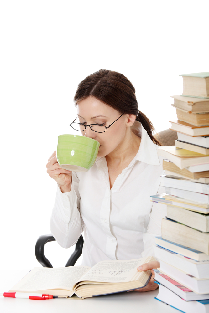 Женщина учится и пьет чай