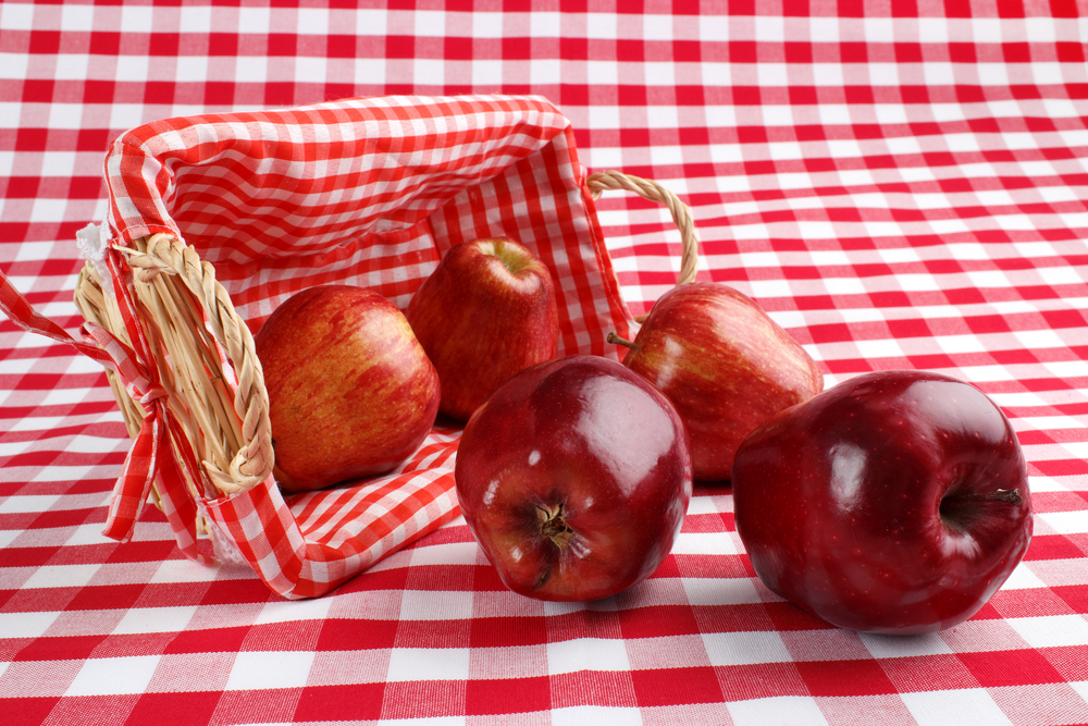 Яблоки на столе в корзине